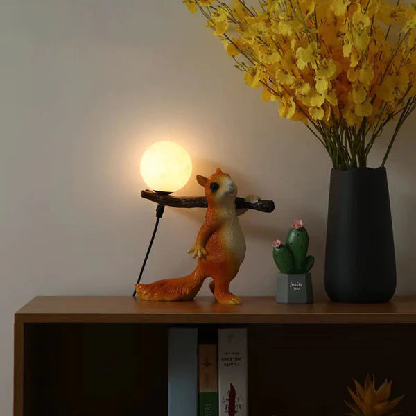 Sylvan - Verspielte Eichhörnchen Tischlampe mit Holzdetail