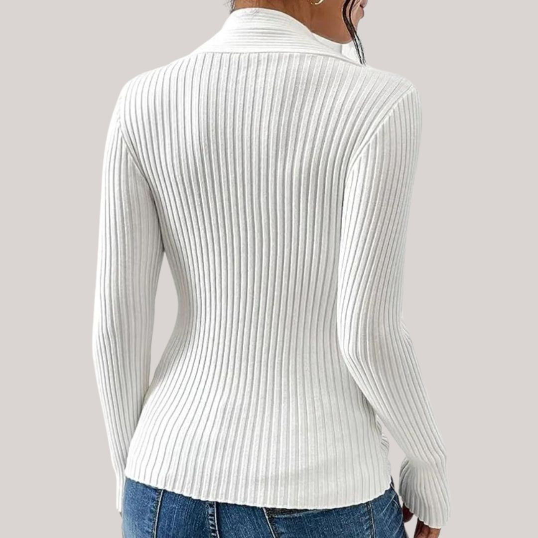 Queenie - Gerippter Strickpullover mit gedrehter Front