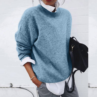 Das Model trägt einen blauen weichen und warmen pullover auf der Vorderseite.