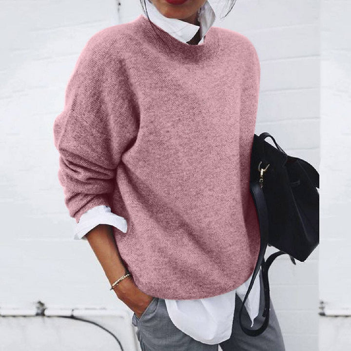 Das Model trägt einen rosa weichen und warmen pullover auf der Vorderseite.