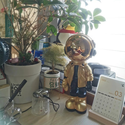 Nomad - Moderne Astronautenfigur mit Helm