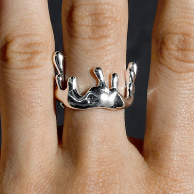 Selene - Eleganter Ring mit skulpturalem Tropfendesign