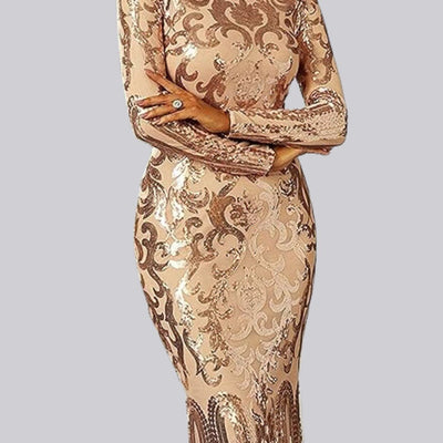  Das Model trägt ein golden glamouröses Abendkleid mit Pailletten und Spitze sowie langen Ärmeln auf der Vorderansicht