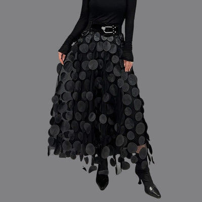 Das Model trägt einen schwarzen Katie Rock mit Polka Dots auf der Vorderseite.