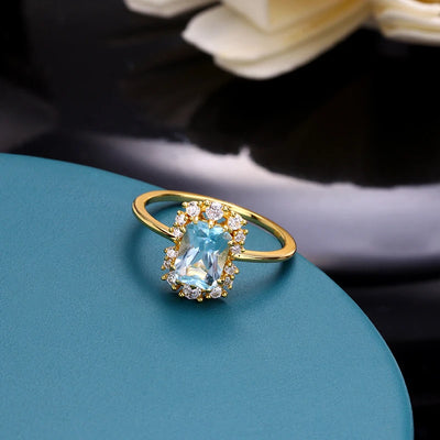 Elena - Eleganter Goldring mit Aquamarin-Edelstein im Halo-Design