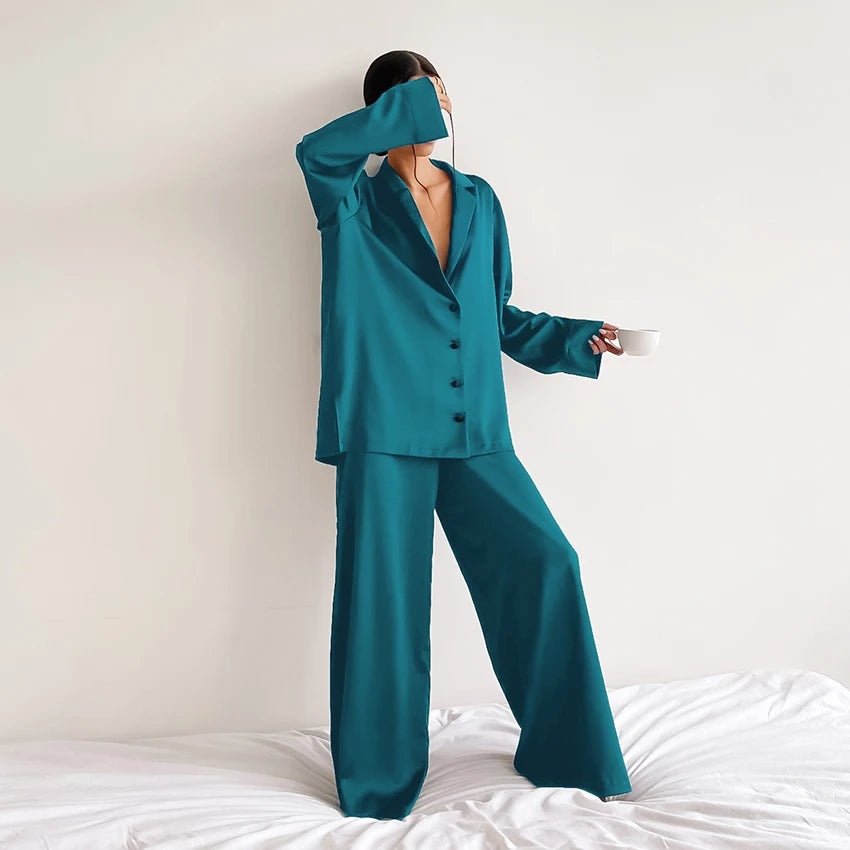 cyanfarbener Satin-Pyjama Damen Vorderansicht 