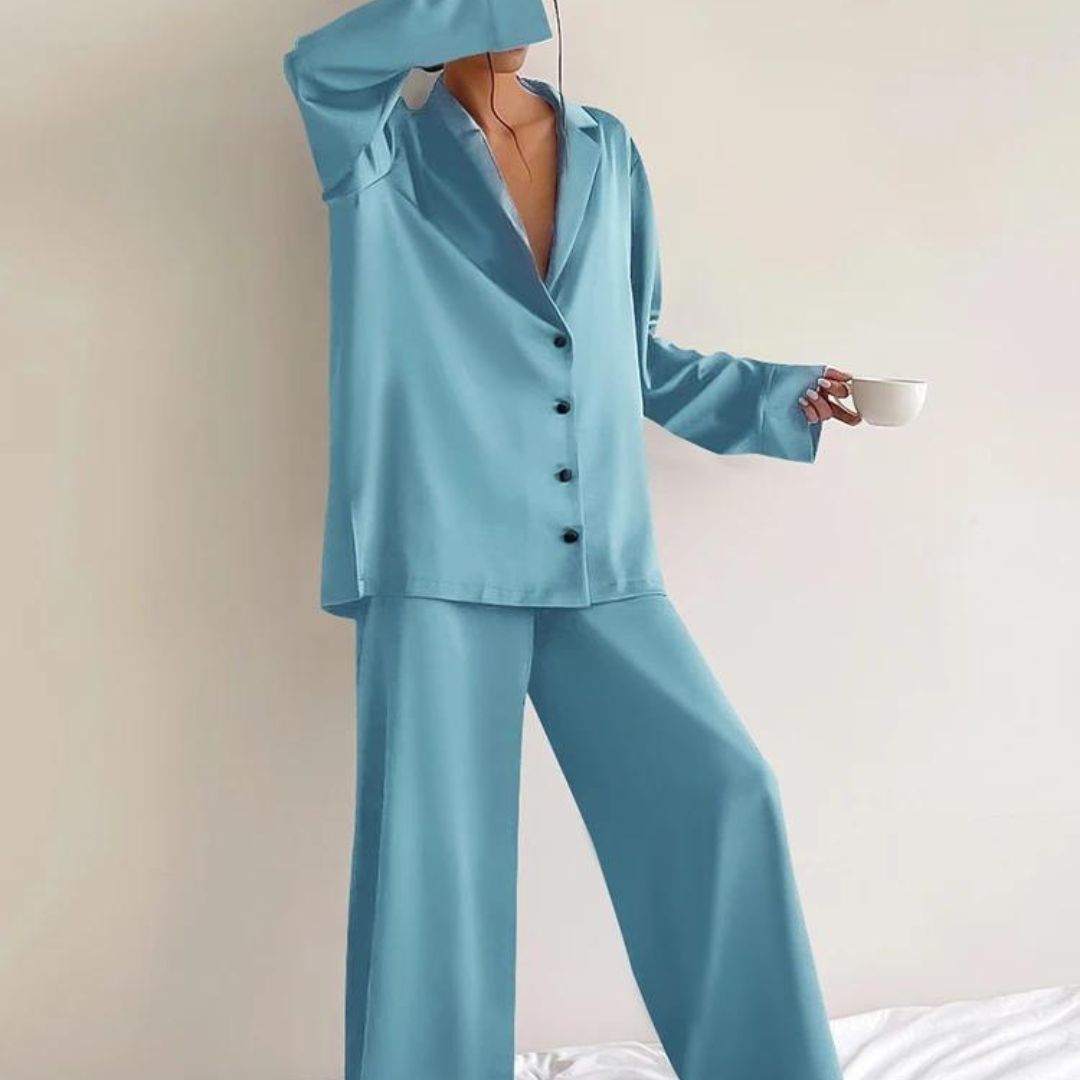 hellblauer Satin Pyjama Damen Vorderansicht 