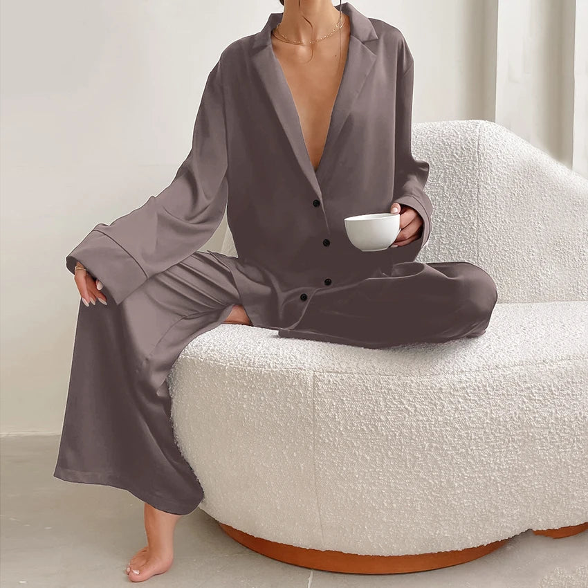 brauner Satin Pyjama Damen Vorderansicht 