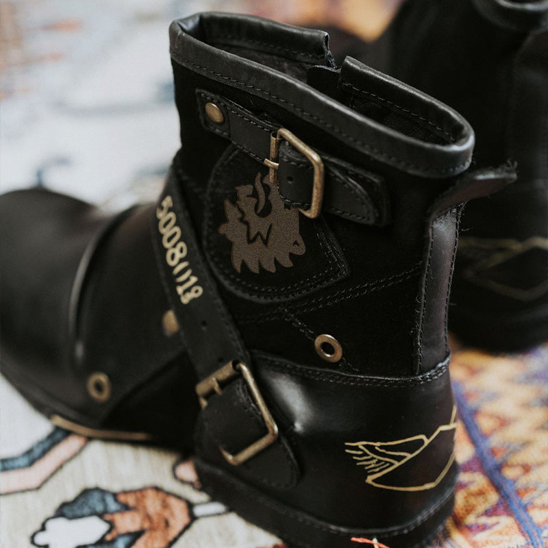 schwarze Stiefel mit Gürtel Herren Rückansicht 