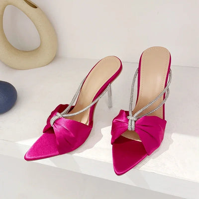 Vivienne - Satin-Mules mit strassbesetztem Riemen