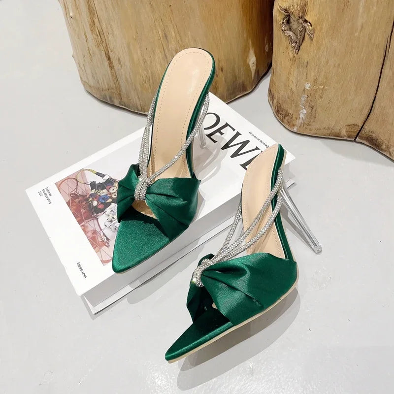 Vivienne - Satin-Mules mit strassbesetztem Riemen