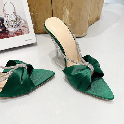 Vivienne - Satin-Mules mit strassbesetztem Riemen