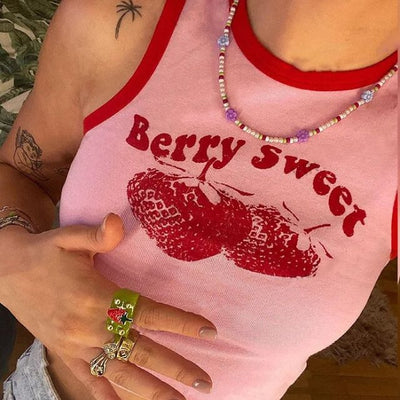 Rhea - Berry Sweet Grafik-Crop-Top mit Kontrastbesatz