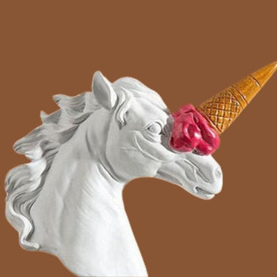 Halia - Verspielte Einhorn-Skulptur mit Eiscreme-Horn