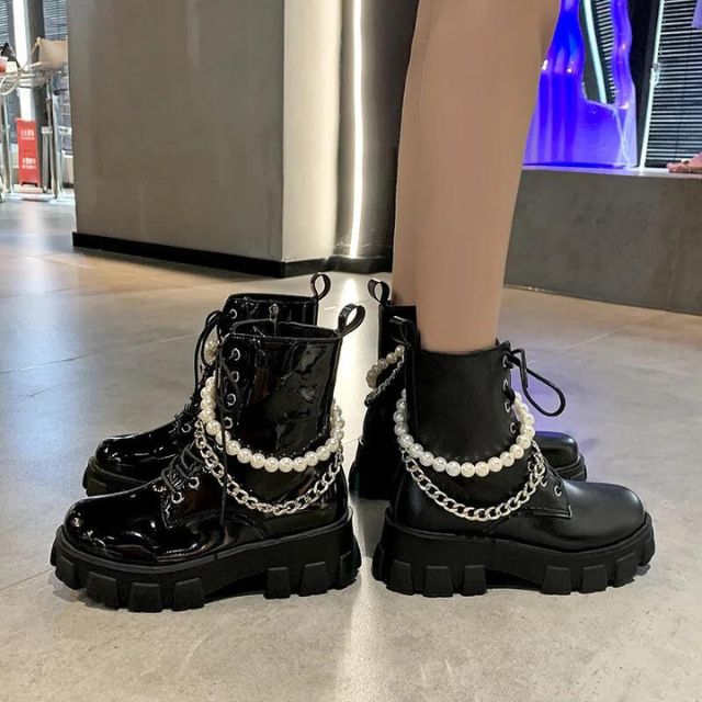 Bianca - Punk-Stil Plateaustiefel mit Perlenkettenakzent