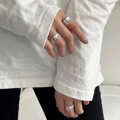 Selene - Eleganter Ring mit skulpturalem Tropfendesign