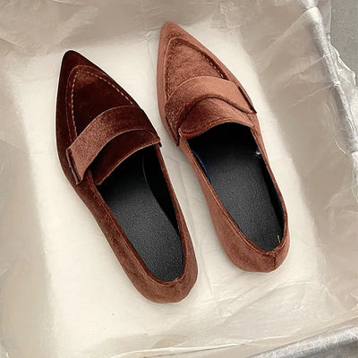 Helena - Schicke spitze Flats aus Samt mit Riemen