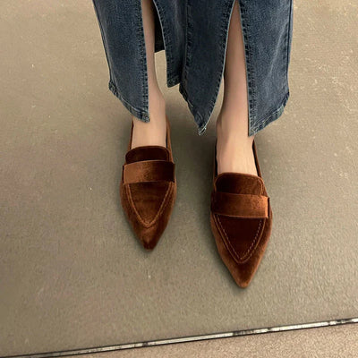 Helena - Schicke spitze Flats aus Samt mit Riemen