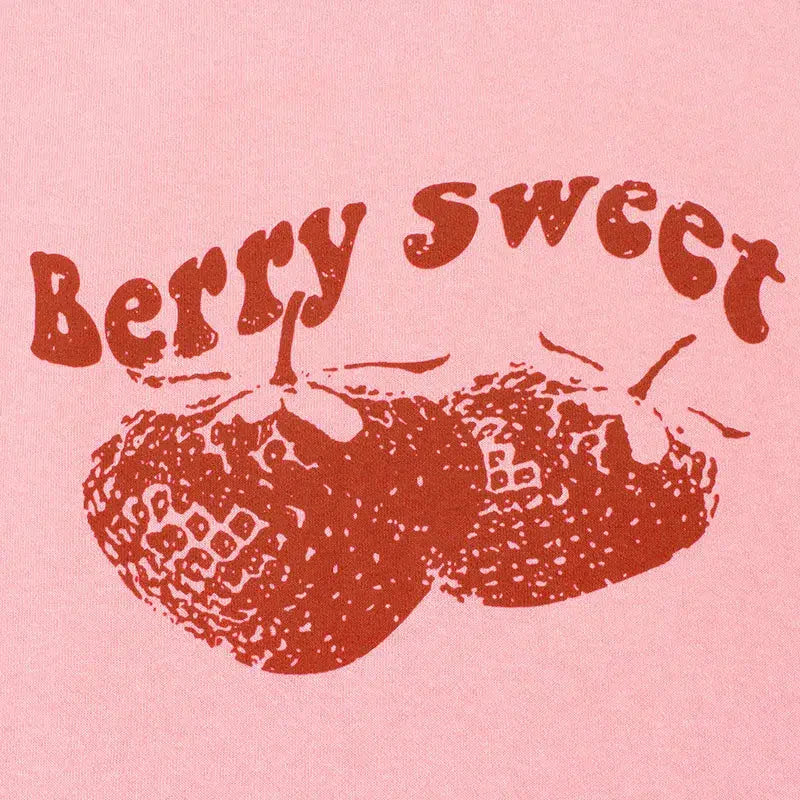 Rhea - Berry Sweet Grafik-Crop-Top mit Kontrastbesatz