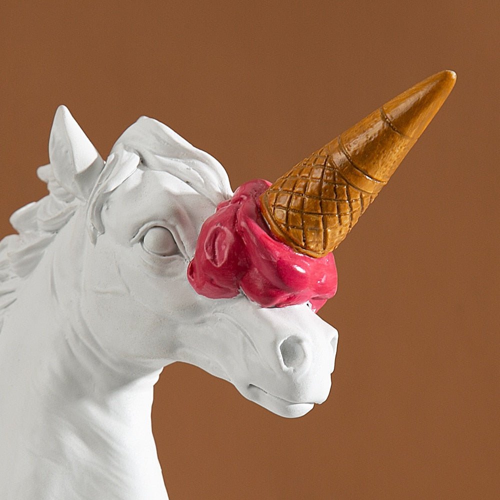 Halia - Verspielte Einhorn-Skulptur mit Eiscreme-Horn